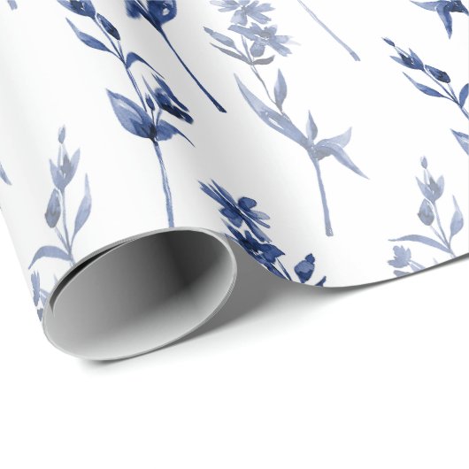 Blauwe & witte bloemen op een stengel cadeaupapier (Rol Hoek)