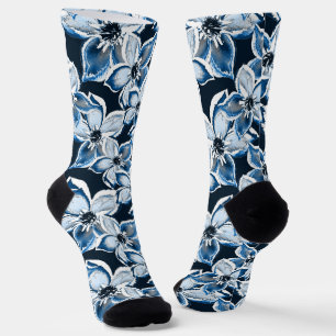 Blauwe, witte bloemen op een zwarte achtergrond. sokken