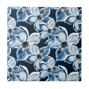 Blauwe, witte bloemen op een zwarte achtergrond. tegeltje