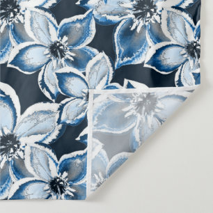 Blauwe, witte bloemen op een zwarte achtergrond. wandkleed