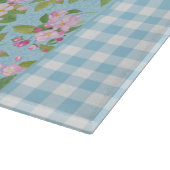 Blauwe witte gingham, roze appelbloesem op blauw snijplank (Hoek)