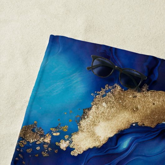 Blauwe witte goudmarmer strandlaken (In situ)