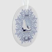 Blauwe witte ijsjes Schaatsen op blauw Snowflake K Ornament (voorkant)