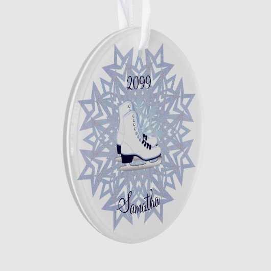 Blauwe witte ijsjes Schaatsen op blauw Snowflake K Ornament (voorkant)