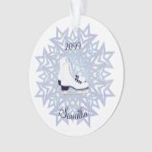 Blauwe witte ijsjes Schaatsen op blauw Snowflake K Ornament (voorkant)