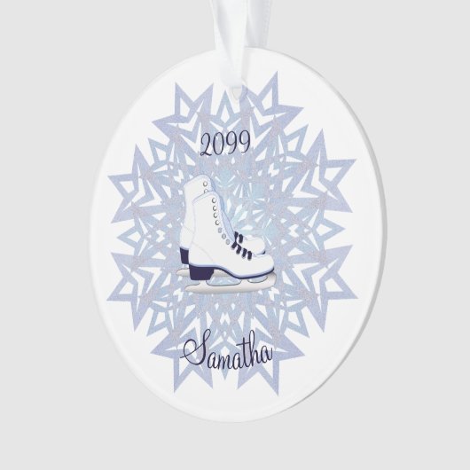 Blauwe witte ijsjes Schaatsen op blauw Snowflake K Ornament (voorkant)