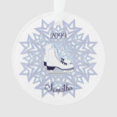 Blauwe witte ijsjes Schaatsen op blauw Snowflake K Ornament (voorkant)