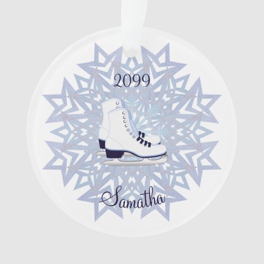 Blauwe witte ijsjes Schaatsen op blauw Snowflake K Ornament (voorkant)