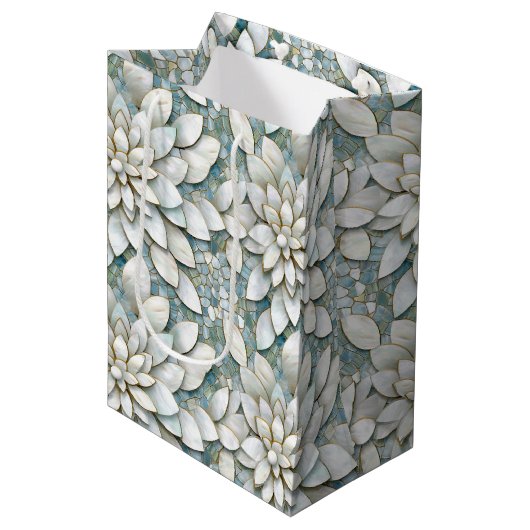 Blauwe Witte Lotus Bloemen Bruiloft Medium Cadeauzakje (Voorkant Gekanteld)