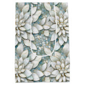 Blauwe Witte Lotus Bloemen Bruiloft Medium Cadeauzakje (Achterkant)