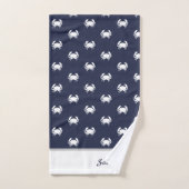 Blauwe witte monogram voor Noordzeekrab Bad Handdoek (Handdoek)