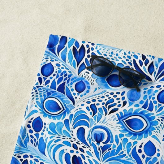 Blauwe witte pauwenveren strandlaken (In situ)