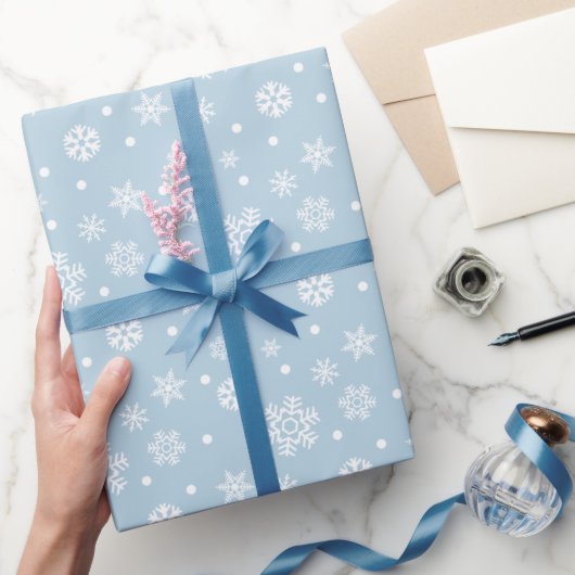 Blauwe Witte Sneeuwvlokken Wintervakantie Kerstmis Cadeaupapier (Geschenken)