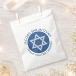 Blauwe witte ster van David Bar Mitzvah Bedankzakje<br><div class="desc">Voor een bar mitzvah met een witte ster van David tegen een blauwe achtergrond. Geef een persoonlijk tintje met de naam in een boog rond de ster.</div>