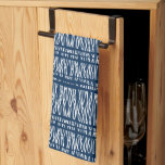 Blauwe witte tribaal gepatterd theedoek<br><div class="desc">Grafisch blauw en witte tribaal-weve-theekeukenhanddoek. De achtergrondkleur kan in uw eigen kleur worden veranderd indien nodig momenteel donkerblauw. © uniek ontwerp door Sarah Trett www.sarahtrett.com voor www.mylittleeden.com op zazzle.</div>