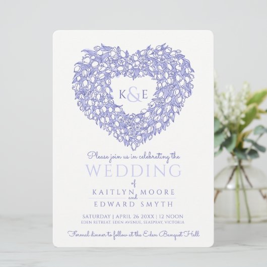 blauwe witte tulpen die hart trekken kaart (Staand voorkant)