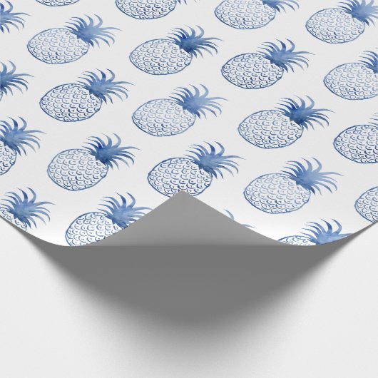 Blauwe witte Waterverf Tropische ananas Cadeaupapier (Hoek)