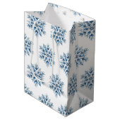 Blauwe witte wintersneeuwvlokken medium cadeauzakje (Voorkant Gekanteld)