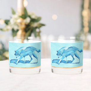 Blauwe wolf op sneeuw whisky glas