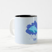 Blauwe wolk met walvis naam initialen monogram tweekleurige koffiemok (Voorkant links)