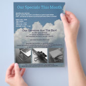 Blauwe wolken voegen 2 foto's toe die zakelijk zij flyer (Hand)