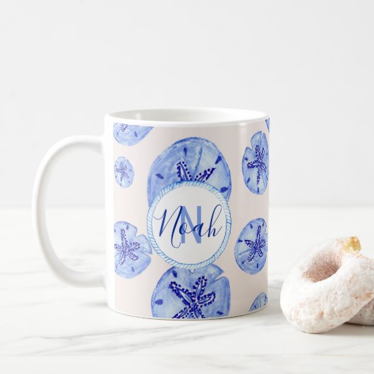 Blauwe zanddollar waterverf-aangepaste monogram-na koffiemok (Met donut)