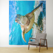 Blauwe zee schildpad vooraan tapijt wandkleed (In situ)