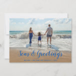 Blauwe Zeeen en groeten met kerstmis Feestdagenkaart<br><div class="desc">Een slim gebruik van de traditionele vakantiekaart is uitgerust met uw favoriete strandfoto met Zeeen & groeten in een modern tropisch blauw script. Pas uw familienaam en het jaar aan.</div>