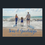 Blauwe Zeeen en groeten met kerstmis Feestdagenkaart<br><div class="desc">Een slim gebruik van de traditionele vakantiekaart is uitgerust met uw favoriete strandfoto met Zeeen & groeten in een modern tropisch blauw script. Pas uw familienaam en het jaar aan.</div>
