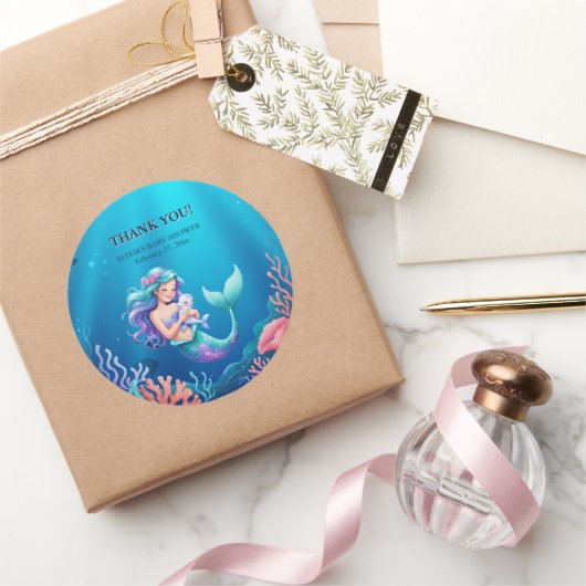 Blauwe zeemeermin onder het Zeeen Baby shower Ronde Sticker (Geschenken)