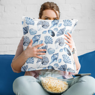 Blauwe zeeschelpen patroon op White Beach House Kussen