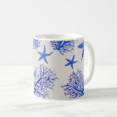 Blauwe zeester-koraal-aangepaste monogram-naam koffiemok (Voorkant rechts)