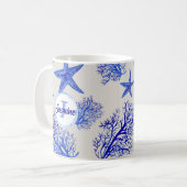 Blauwe zeester-koraal-aangepaste monogram-naam koffiemok (Voorkant links)