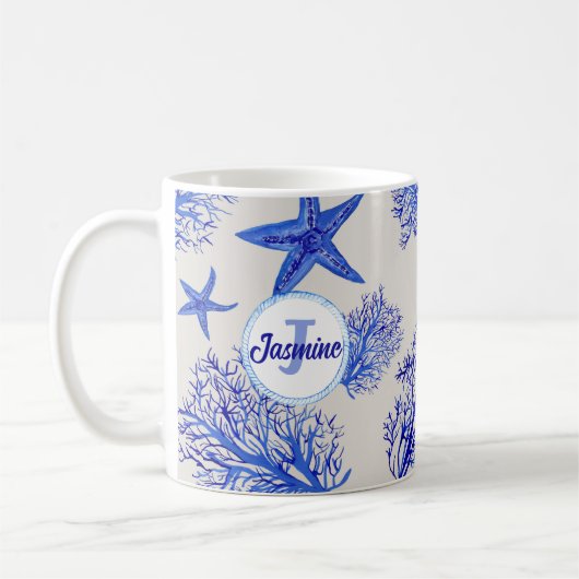 Blauwe zeester-koraal-aangepaste monogram-naam koffiemok (Links)