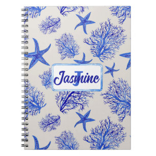 Blauwe zeester-koraal-aangepaste monogram-naam   notitieboek
