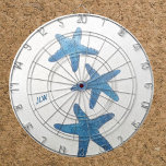 Blauwe zeesterren nautische kust dartbord<br><div class="desc">Een nautische blauw-witte dartboard met gradiënt ombre tinten van blauwe zeester op zanderige witte achtergrond. Personaliseer deze kustthema dartboard met Initialen of verwijderen. Dit afbeelding is origineel fotografie door JLW_PHOTOGRAPHY.</div>