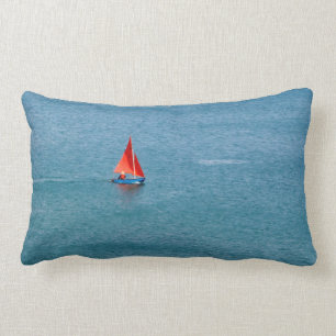 Blauwe zeilboot met rode zeilboot bij Coverack Cor Kussen