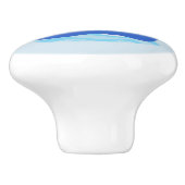 Blauwe zeilboot op de oceaangolven keramische knop (Zijkant)