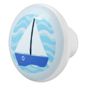 Blauwe zeilboot op de oceaangolven keramische knop (Rechts)