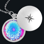 Blauwe Zinnia in de Paarse zomertuin Locket Ketting<br><div class="desc">Deze originele Digitale Olieschildering van Mijn Rubio Garden is voorzien van een mooie Blauwe Zinnia in de Paarse zomertuin met Aqua-,  Hot Pink- en Magenta-accenten. Het resultaat is een ,  kleurrijk schilderij van zinnia waar je van zult houden!</div>