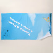 Blauwe zomer, heldere lucht, witte naam strandlaken (Voorkant)