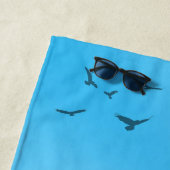 Blauwe zomer, heldere lucht, witte naam strandlaken (In situ)