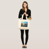 Blauwe zonsondergang op het meer grote tote bag (Voorkant (model))