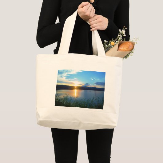 Blauwe zonsondergang op het meer grote tote bag (Voorkant (product))