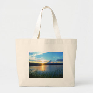 Blauwe zonsondergang op het meer grote tote bag