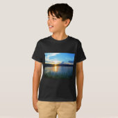 Blauwe zonsondergang op het meer t-shirt (Voorkant volledig)