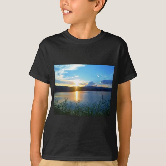 Blauwe zonsondergang op het meer t-shirt (Voorkant)