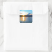 Blauwe zonsondergang op het meer vierkante sticker (Tas)