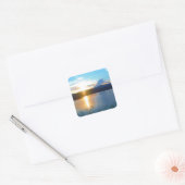 Blauwe zonsondergang op het meer vierkante sticker (Envelop)