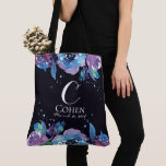 Blauwe zwarte en Paarse Floral Wedding Monogram Tote Bag<br><div class="desc">Er is iets super chic over het donkere, humeurige beeld van dit ontwerp. Het is duidelijk, maar nog steeds subtiel. De achtergrond is een zeer donkere, diep blauw-zwarte, zoals de middernacht hemel. Volledig aanpasbaar, van kleuren tot lettertypen. Neem contact met ons op als je een wijziging wilt die niet kan...</div>